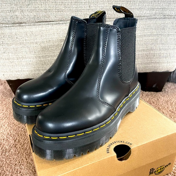 ❗️SOLD❗️Women’s platform Dr. Marten Chelsea Boot size 7 - Picture 1 of 12